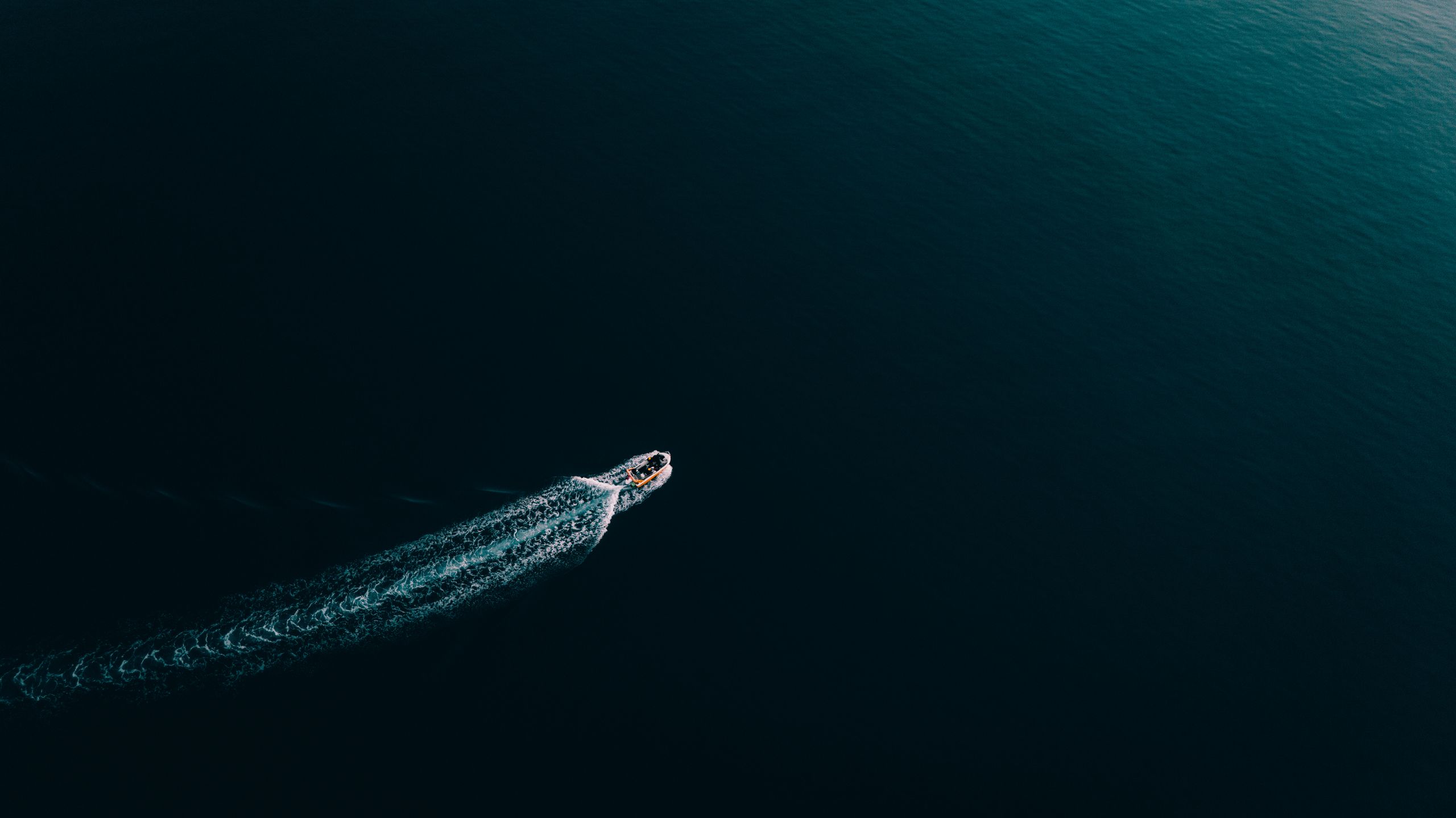 A vessel leaving a gradually curving wake as successive course adjustments shape its trajectory.